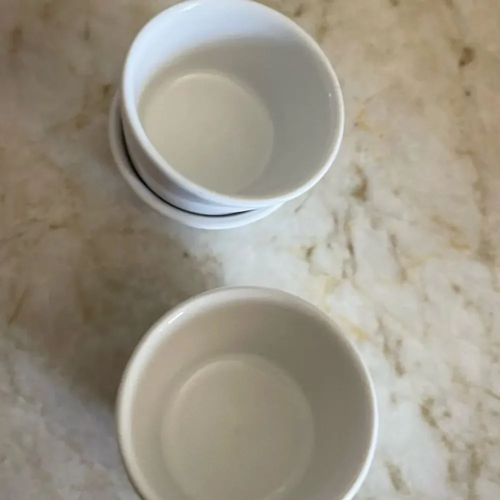 Small ceramic miniature dishes for condiments or sauces